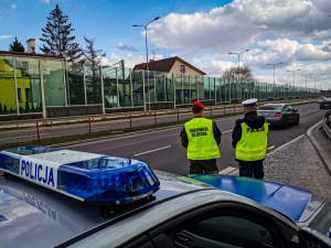 Patrol ruchu drogowego na trakcie kontroli na drodze.