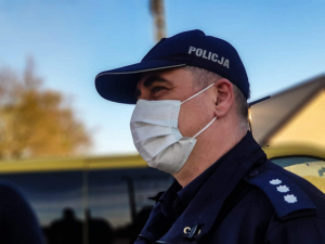 Policjant w maseczce.