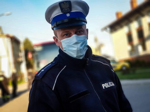 Policjant w maseczce.