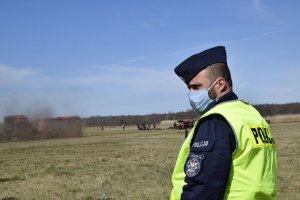 Policjant podczas działań.