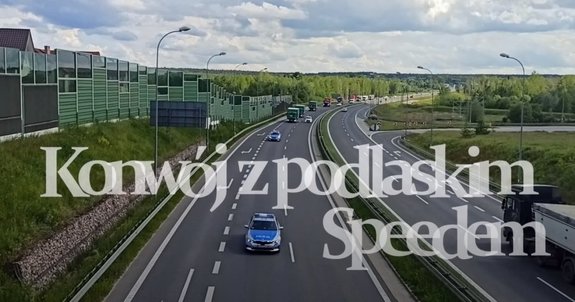 Widok na konwój z wiaduktu. Napis Konwój z podlaskim Speedem.