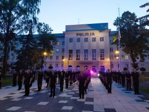 Stojący policjanci przed budynkiem KWP w Białymstoku