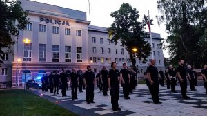 Stojący policjanci przed budynkiem KWP w Białymstoku