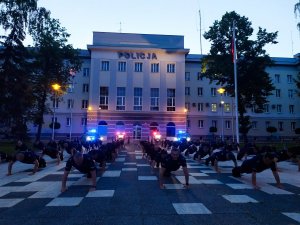 policjanci wykonują podpór przodem