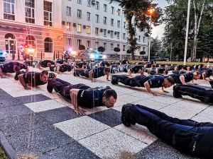 policjanci wykonują pompki