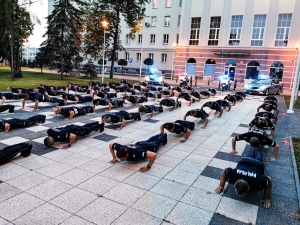 policjanci wykonują pompki