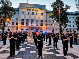 Policjanci biją brawa