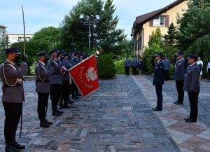 Komendant Wojewódzki Policji w Białymstoku wita się ze sztandarem