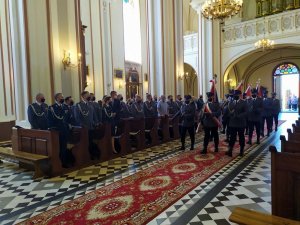 poczet sztandarowy wprowadza sztandar; w nawach bocznych Parafii Zwiastowania Najświętszej Maryi Panny w Dobrzyniewie stoją policjanci