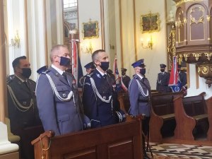 na pierwszym planie, w Parafii Zwiastowania Najświętszej Maryi Panny w Dobrzyniewie, kara kierownicza podlaskiej Policji