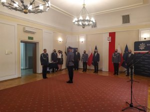 Dowódca uroczystości składa meldunek Komendantowi Wojewódzkiemu  Policji w Białymstoku