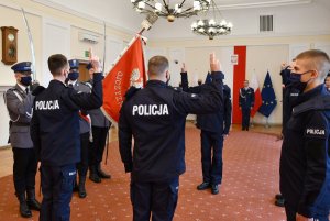 Nowo przyjęci policjanci składają ślubowanie