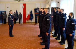 Komendant Wojewódzki Policji w Białymstoku inspektor Robert Szewc wita się z nowo przyjętymi funkcjonariuszami.
