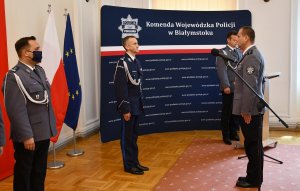 Dowódca uroczystości melduje Komendantowi Wojewódzkiemu Policji w Białymstoku inspektorowi Robertowi Szewcowi zakończenie uroczystości
