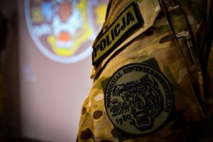 Fragment munduru policyjnego kontrterrorysty.