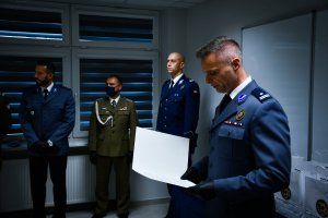 Policjant czyta innym.