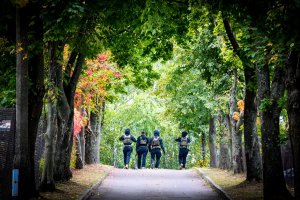 Policjanci w oddali idą uliczką.