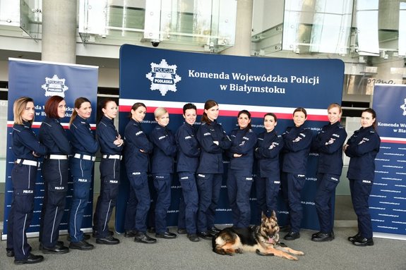 Policjantki stoją jedna obok drugiej.