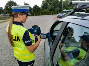 Policjantka kontroluje pojazd.