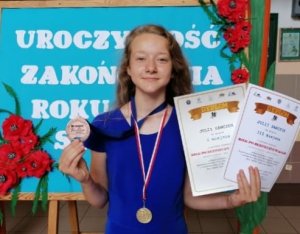 dziewczynka z medalem