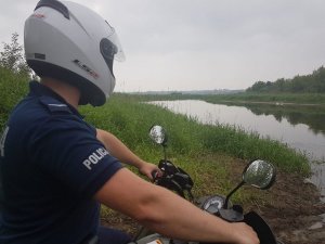 osoba w kasku siedząca na czterokołowcu