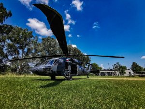 policyjny śmigłowiec black hawk ustawiony na trawie