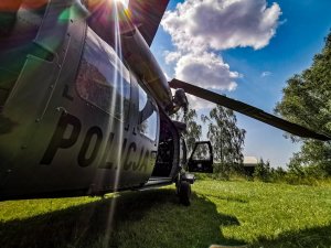 policyjny śmigłowiec black hawk ustawiony na trawie