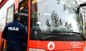 Policjanci i pracownicy policji oddają krew w krwiobusie.