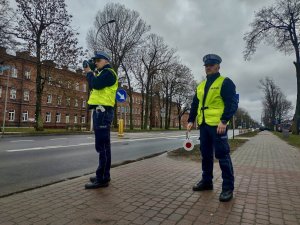 Policjanci z drogówki podczas działań pieszy