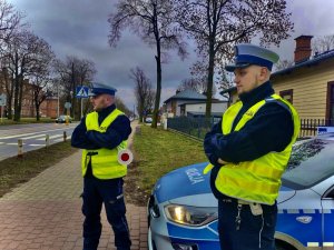 Policjanci z drogówki podczas działań pieszy