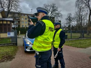 Policjanci z drogówki podczas działań pieszy