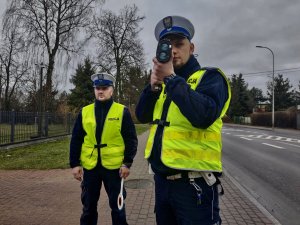 Policjanci z drogówki podczas działań pieszy