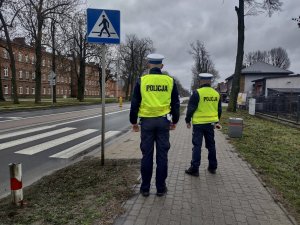 Policjanci z drogówki podczas działań pieszy