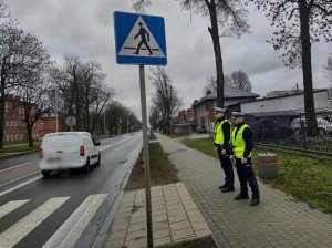 Policjanci z drogówki podczas działań pieszy