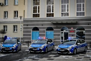 Radiowozy przed komendą.