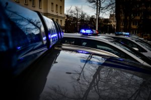Radiowozy przed komendą.