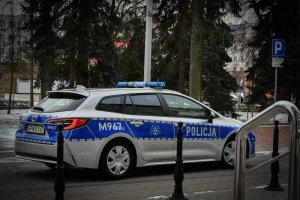 Radiowozy przed komendą.