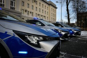 Radiowozy przed komendą.