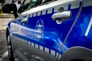 Radiowozy przed komendą.