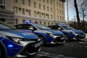 Radiowozy przed komendą.