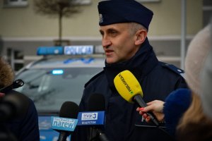 Policjant przed mikrofonami