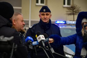 Policjant przed mikrofonami