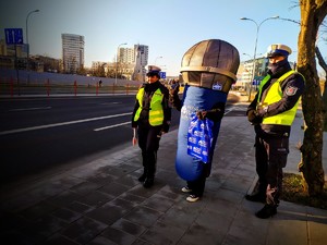 Policjanci podczas działań z sercem do kierowców