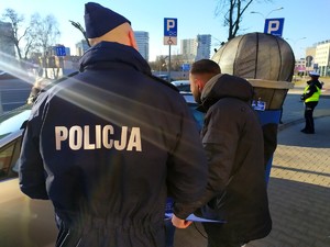 Policjanci podczas działań z sercem do kierowców