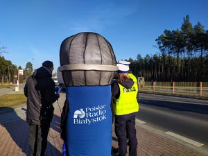 Policjanci w akcji z sercem do kierowców