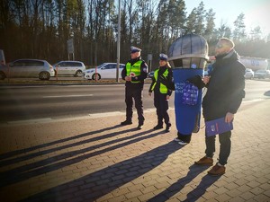 Policjanci w akcji z sercem do kierowców