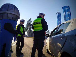 Policjanci w akcji z sercem do kierowców