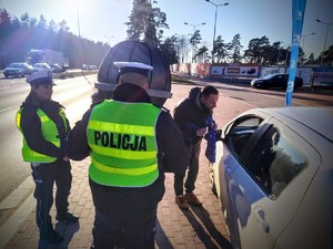 Policjanci w akcji z sercem do kierowców