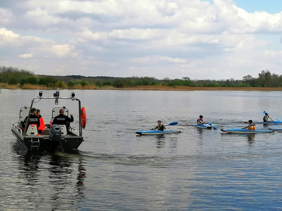 Policjanci zabezpieczają zawody kajakarskie