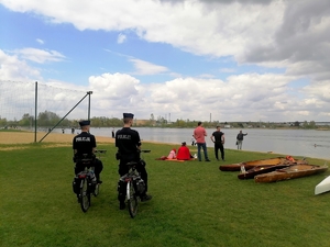 Policjanci zabezpieczają zawody kajakarskie